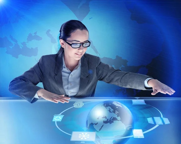 Affärskvinna i det globala datorkonceptet — Stockfoto