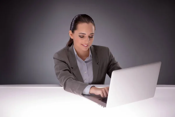 Genç işkadını iş kavramı içinde laptop ile çalışma — Stok fotoğraf