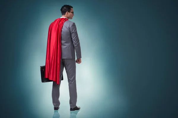 Homme d'affaires dans le concept de super-héros avec couverture rouge — Photo