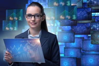 Çevrimiçi hisse senedi ticareti konseptinde iş kadını