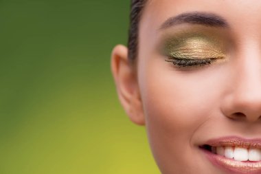 Yeşil arka planda güzel bir kadın