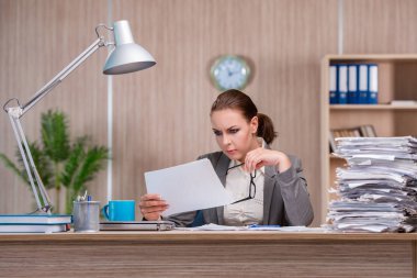 Ofiste çalışan iş kadını.