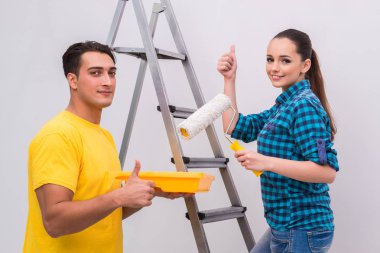 Evde duvar boyayan genç bir çift.