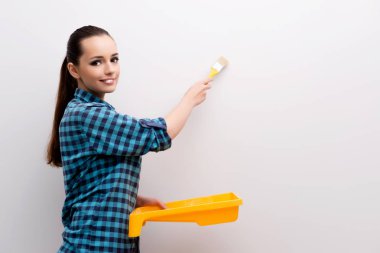 Kadın resim evde DIY kavramı