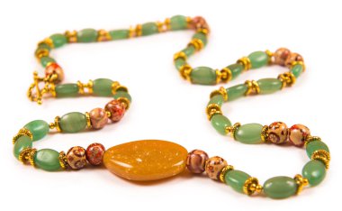 Beyaz arka plan üzerinde izole mücevher kolye