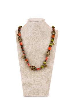 Beyaz arka plan üzerinde izole mücevher kolye