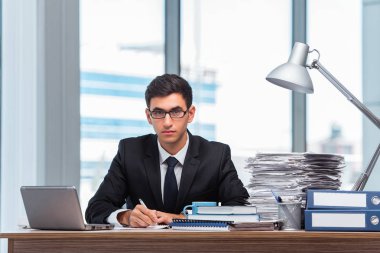 Ofiste çalışan genç bir işadamı.