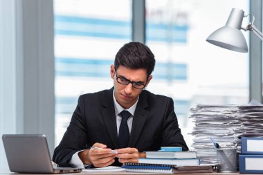 Ofiste çalışan genç bir işadamı.