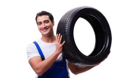 Yakışıklı lastik tamircisi beyazda izole edilmiş.