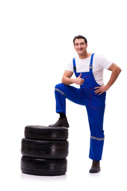 Yakışıklı lastik tamircisi beyazda izole edilmiş.