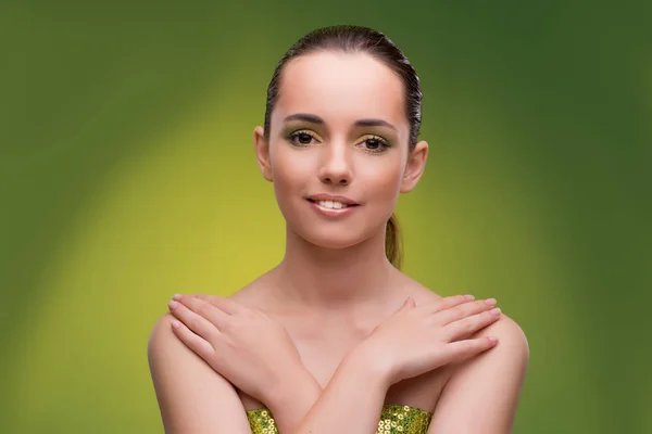 緑の背景の美しい女性 — ストック写真