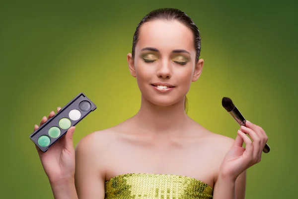 Hermosa mujer que aplica maquillaje en concepto de belleza — Foto de Stock