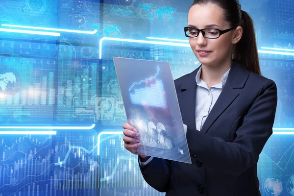 Mujer de negocios en concepto de comercio de acciones en línea — Foto de Stock