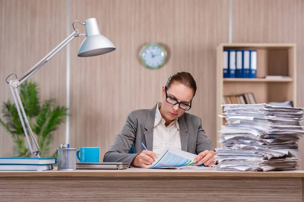 Femme d'affaires travaillant dans le bureau — Photo