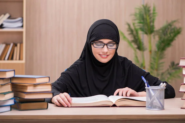 Žena muslimských studentů připravují na zkoušky — Stock fotografie