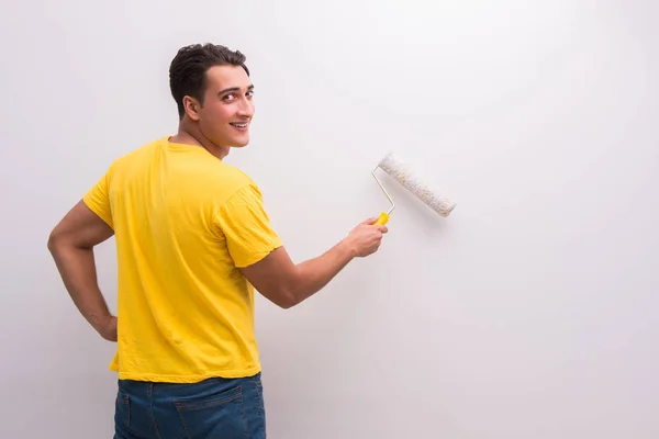 Homem pintura casa em DIY conceito — Fotografia de Stock