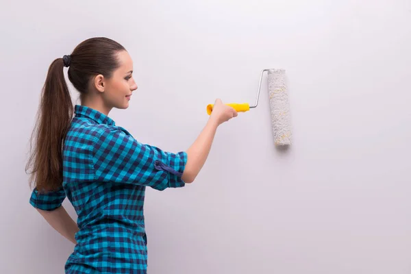 Mulher pintura casa em DIY conceito — Fotografia de Stock