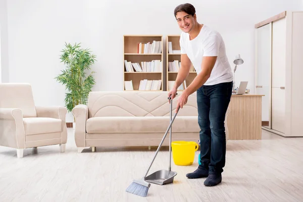 Ο άνθρωπος καθαρισμού σπίτι με τη σκούπα — Φωτογραφία Αρχείου