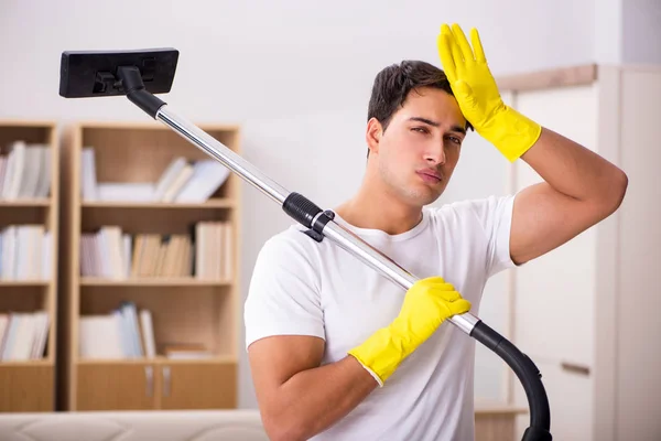 Man schoonmaken van huis met stofzuiger — Stockfoto