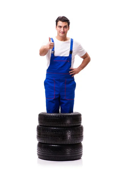 Reparador de neumáticos guapo aislado en blanco — Foto de Stock