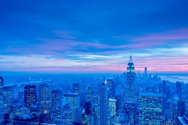 Günbatımında New York Manhattan 'ın gece manzarası