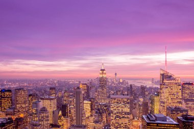 Günbatımında New York Manhattan 'ın gece manzarası