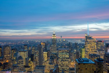 Günbatımında New York Manhattan 'ın gece manzarası