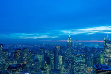 Günbatımında New York Manhattan 'ın gece manzarası