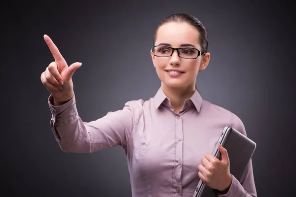 Geschäftsfrau drückt virtuelle Knöpfe im Geschäftskonzept — Stockfoto