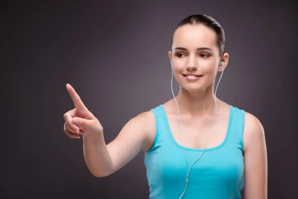 Mujer en concepto deportivo pulsando botones —  Fotos de Stock