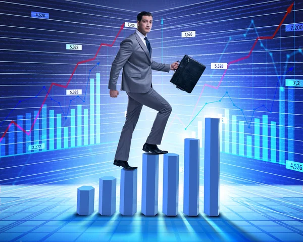 Hombre de negocios escalando gráficos de barras en concepto de negocio — Foto de Stock