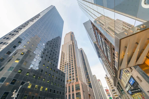 Rascacielos de Nueva York vew desde el nivel de la calle — Foto de Stock