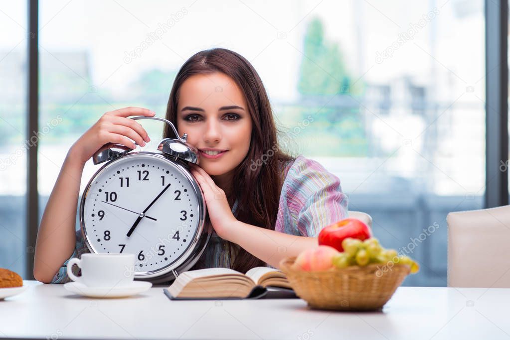 Обед рисунок для детей. Watch the news have breakfast have a shower. Обед рисунок. I have breakfast at 7 o clock. Have breakfast клипарт.