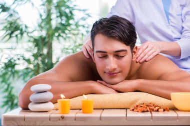 Spa salonda masaj oturumu sırasında adam