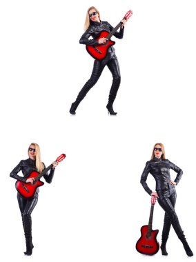 Beyaz tenli gitar çalan genç bir kadın.