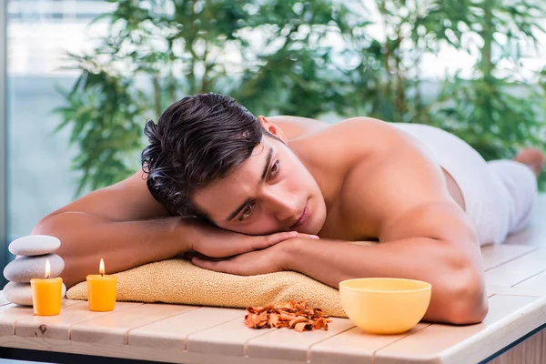 Schöner Mann während einer Wellness-Session — Stockfoto