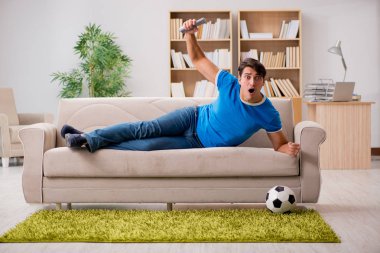 Adam evde futbol izlerken