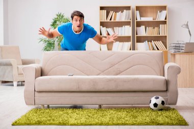 Adam evde futbol izlerken