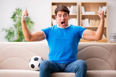 Adam evde futbol izlerken