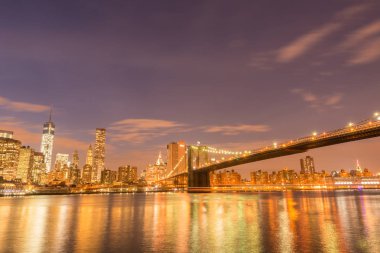 Manhattan ve Brooklyn köprüsünün gece manzarası