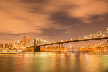 Manhattan ve Brooklyn köprüsünün gece manzarası