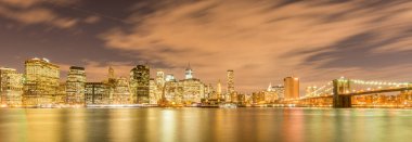 Manhattan ve Brooklyn köprüsünün gece manzarası