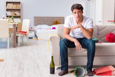 Yoğun bir Noel 'den sonra evde parti var.