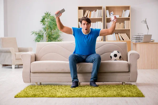 Adam evde futbol izlerken — Stok fotoğraf