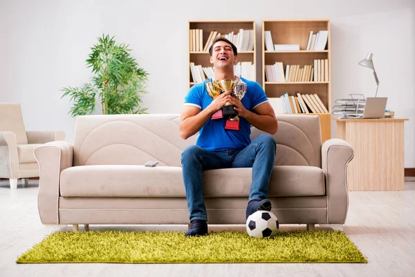 Uomo guardando il calcio a casa — Foto Stock