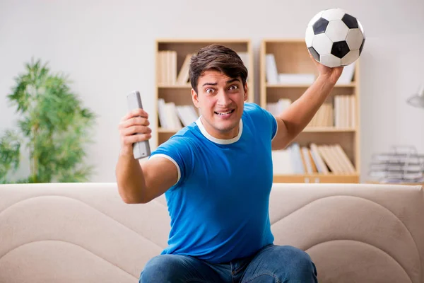 Homem assistindo futebol em casa — Fotografia de Stock