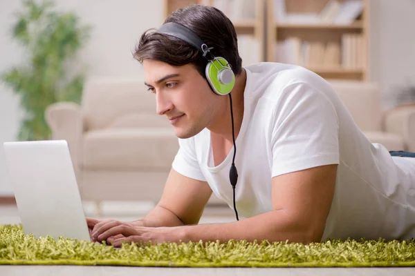 Νεαρός που ακούει μουσική από το laptop — Φωτογραφία Αρχείου