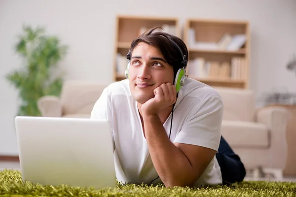 Νεαρός που ακούει μουσική από το laptop — Φωτογραφία Αρχείου