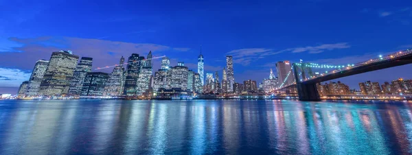 Widok nocny na Manhattan i most Brooklyn — Zdjęcie stockowe