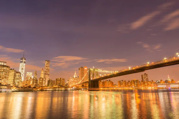 Manhattan ve Brooklyn köprüsünün gece manzarası — Stok fotoğraf